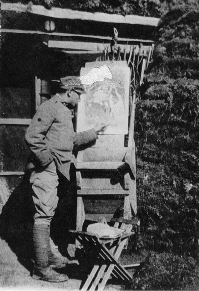 «Giugno 1917, galleria del Werovacks, quota 418 — il goniometrista Valente mentre disegna una capra.» (Dicitura sul retro della foto)
